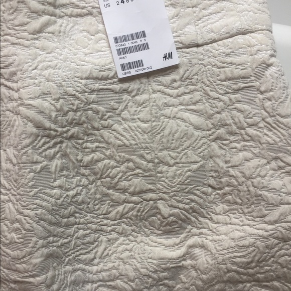 H&M Embroidered White/Silver Mini Skirt NWT - Picture 2 of 2